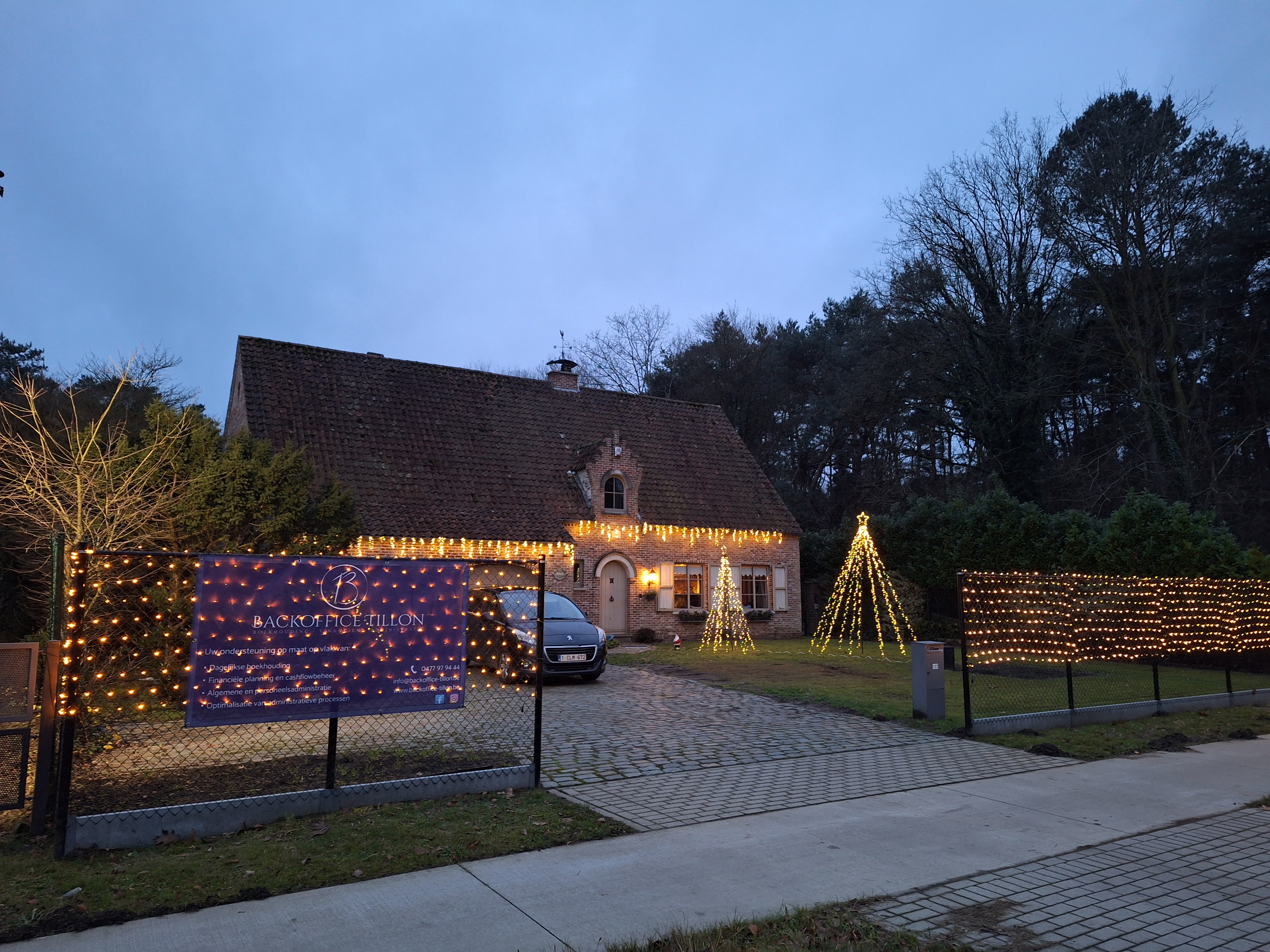 Backoffice Tillon ons huis met kerstverlichting